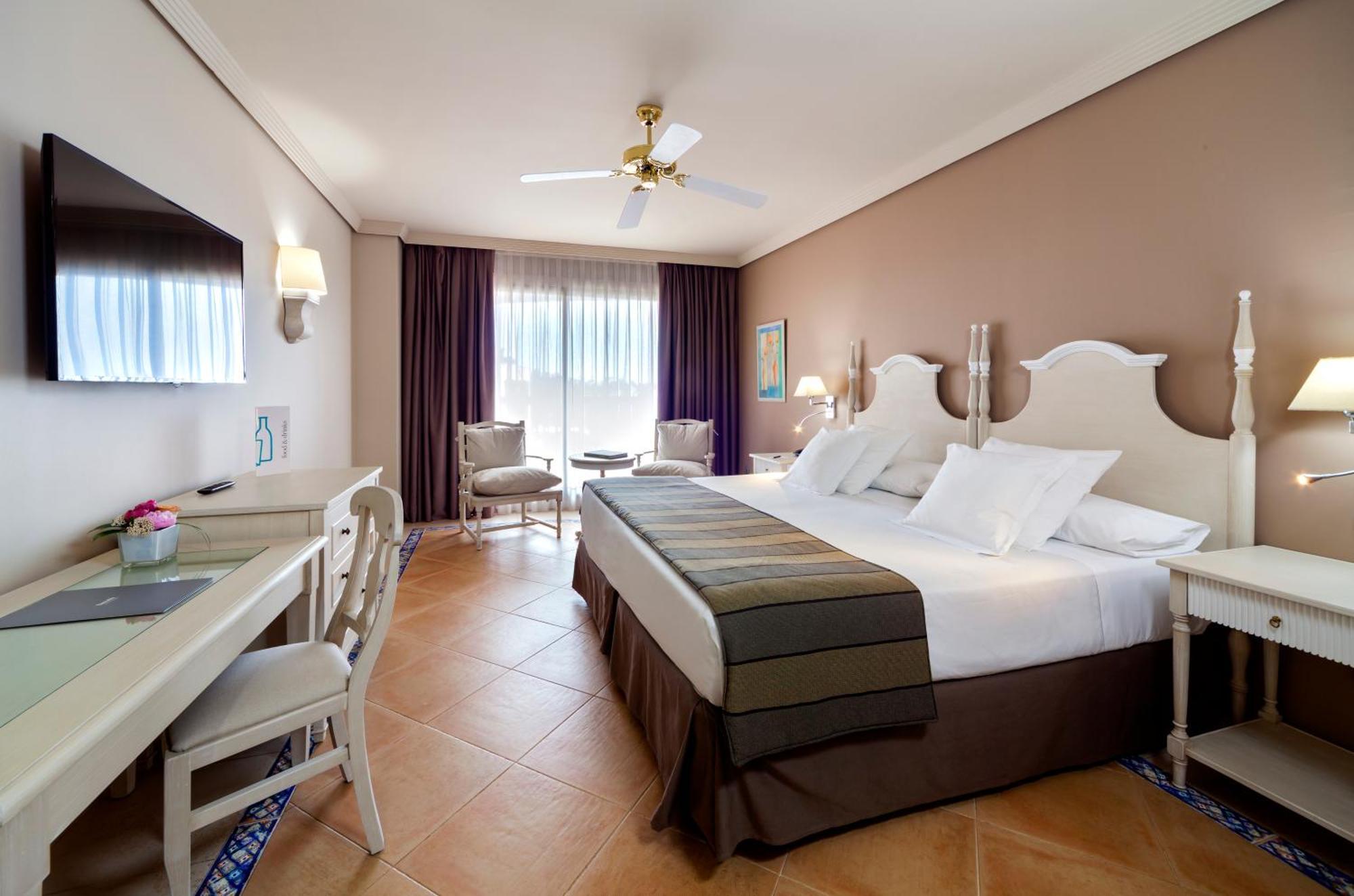 Quarto Duplo Superior com Vista Piscina (2 Adultos + 1 Criança)